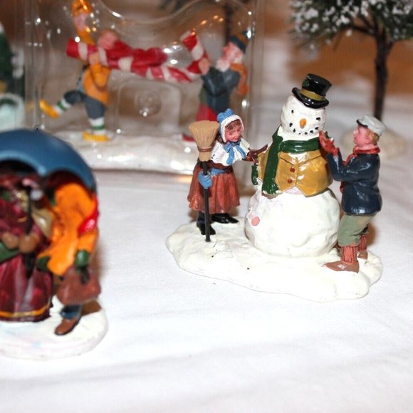 LARGE LOT LEMAX CHRISTMAS VILLAGE ACCESS. TREES FIGURINES TREE HOUSE GAZEBO - Picture 10 of 13